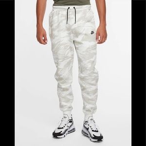 Mens Nike Light Grey Camo Tech Fleece Joggers.